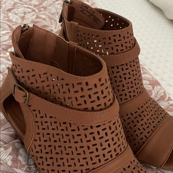 Easy Street Sz 6W Caramel Brown Peep-Toe Ankle Boots Shooties Zip Back - Picture 4 of 12